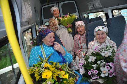 Участницы фольклорного коллектива `Бурановские бабушки`приехали в гости в министерство культуры.