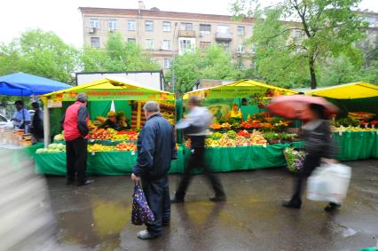 Ярмарка выходного дня. На снимке: торговля палатки с овощами на улице города.