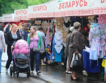 Белорусская ярмарка. На снимке: торговля одеждой.