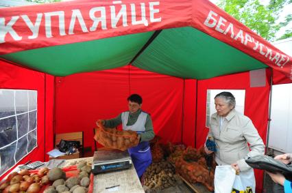 Белорусская ярмарка. На снимке: торговля картошкой.