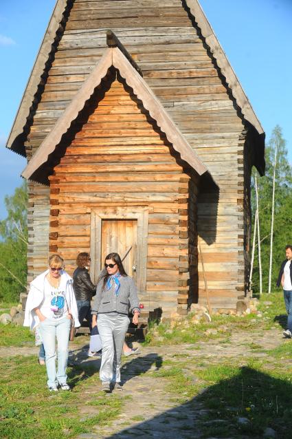 Шестой Международный кинофестиваль им.Андрея Тарковского \'Зеркало\'. На снимке: телеведущая Катерина Андреева и Михаил Куницын на прогулке по Плесу. Церковь Воскресения( деревянная) из села Билюково, 1700 года, памятник архитектуры федерального значения