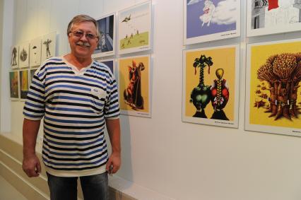 Выставка карикатур. На снимке: художник Дружинин Валентин.