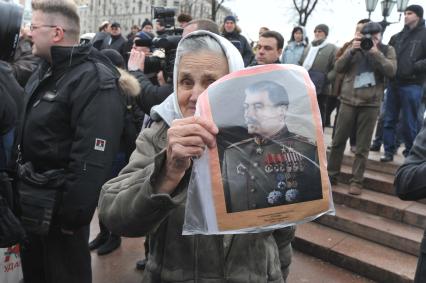 Фильм НТВ `Анатомия протеста` спровоцировал митинг на Пушкинской площади. На снимке: пожилая женщина с портретом И. В. Сталина.