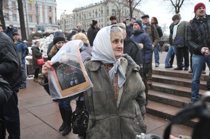 Фильм НТВ `Анатомия протеста` спровоцировал митинг на Пушкинской площади. На снимке: пожилая женщина с портретом И. В. Сталина.