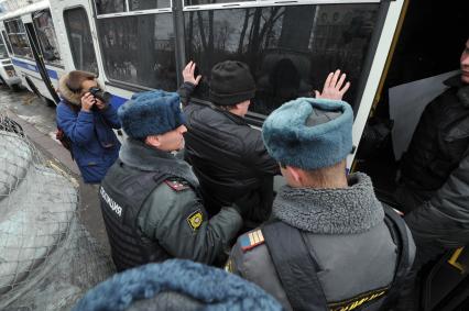 Фильм НТВ `Анатомия протеста` спровоцировал митинг на Пушкинской площади. На снимке: полиция задерживает мужчину.