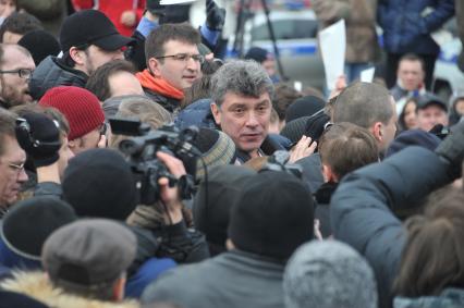 Фильм НТВ `Анатомия протеста` спровоцировал митинг на Пушкинской площади. На снимке: Сопредседатель движения `Солидарность` Борис Немцов (в центре) среди народа.