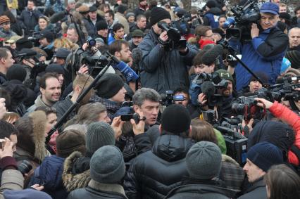 Фильм НТВ `Анатомия протеста` спровоцировал митинг на Пушкинской площади. На снимке: Сопредседатель движения `Солидарность` Борис Немцов (в центре) среди народа.