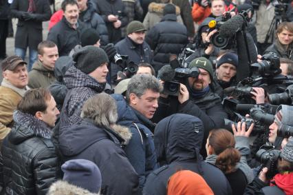 Фильм НТВ `Анатомия протеста` спровоцировал митинг на Пушкинской площади. На снимке: Сопредседатель движения `Солидарность` Борис Немцов (в центре) среди народа.