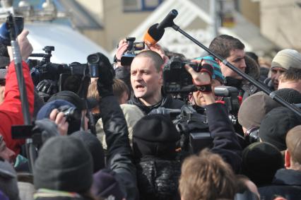 Фильм НТВ `Анатомия протеста` спровоцировал митинг на Пушкинской площади. На снимке: координатор движения `Левый Фронт` Сергей Удальцов (в центре) среди народа.