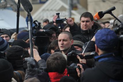 Фильм НТВ `Анатомия протеста` спровоцировал митинг на Пушкинской площади. На снимке: координатор движения `Левый Фронт` Сергей Удальцов (в центре) среди народа.