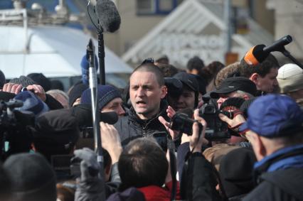 Фильм НТВ `Анатомия протеста` спровоцировал митинг на Пушкинской площади. На снимке: координатор движения `Левый Фронт` Сергей Удальцов (в центре) среди народа.