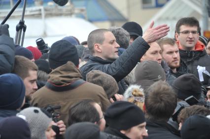 Фильм НТВ `Анатомия протеста` спровоцировал митинг на Пушкинской площади. На снимке: координатор движения `Левый Фронт` Сергей Удальцов (в центре) среди народа.