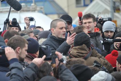 Фильм НТВ `Анатомия протеста` спровоцировал митинг на Пушкинской площади. На снимке: координатор движения `Левый Фронт` Сергей Удальцов (в центре) среди народа.