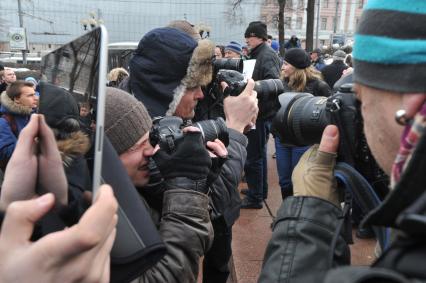 Фильм НТВ `Анатомия протеста` спровоцировал митинг на Пушкинской площади. На снимке: фотокорреспонденты за работой.