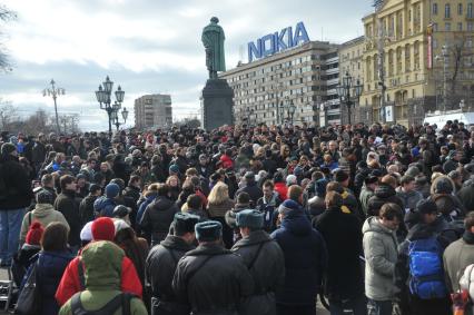 Фильм НТВ `Анатомия протеста` спровоцировал митинг на Пушкинской площади. На снимке: толпа людей на Пушкинской площади