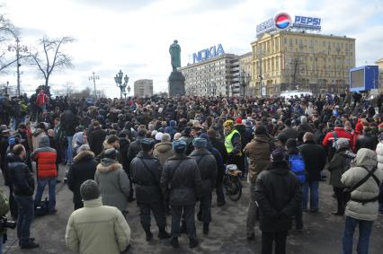 Фильм НТВ `Анатомия протеста` спровоцировал митинг на Пушкинской площади. На снимке: толпа людей на Пушкинской площади