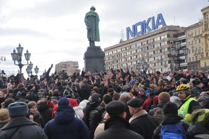 Фильм НТВ `Анатомия протеста` спровоцировал митинг на Пушкинской площади. На снимке: толпа людей на Пушкинской площади