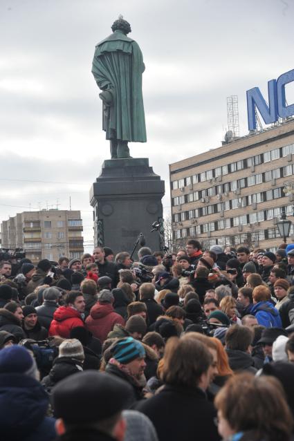 Фильм НТВ `Анатомия протеста` спровоцировал митинг на Пушкинской площади. На снимке: толпа людей на Пушкинской площади