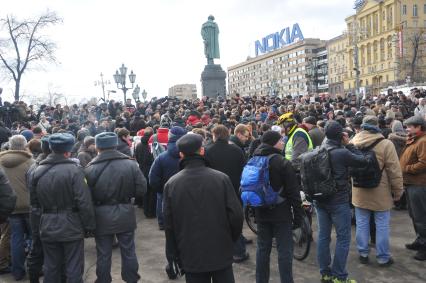 Фильм НТВ `Анатомия протеста` спровоцировал митинг на Пушкинской площади. На снимке: толпа людей на Пушкинской площади