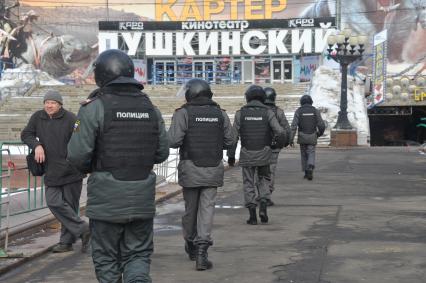 Фильм НТВ `Анатомия протеста` спровоцировал митинг на Пушкинской площади. На снимке: полиция