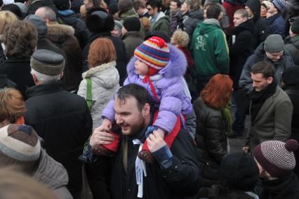 Фильм НТВ `Анатомия протеста` спровоцировал митинг на Пушкинской площади. На снимке: мужчина с ребенком на плечах.