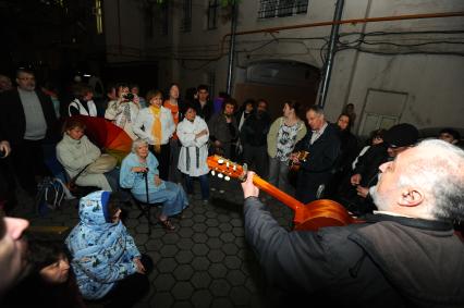 Двор дома Булата Окуджавы на Арбате 43. На снимке: 9 мая в день рождения Окуджавы во дворе дома, где он жил ,  собираются поклонники его творчества и поют его песни.