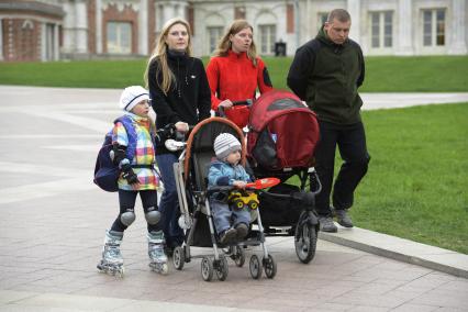 Виды Москвы. Музей-заповедник `Царицыно`. На снимке: женщины с детьми во время прогулки.