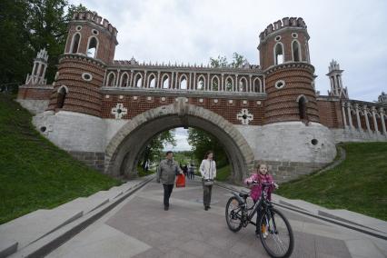 Виды Москвы. Музей-заповедник `Царицыно`. На снимке: Фигурный мост.