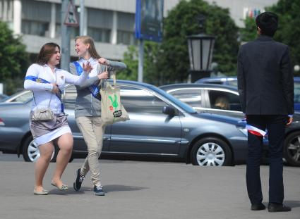 Школьники отмечают последний звонок в школе.