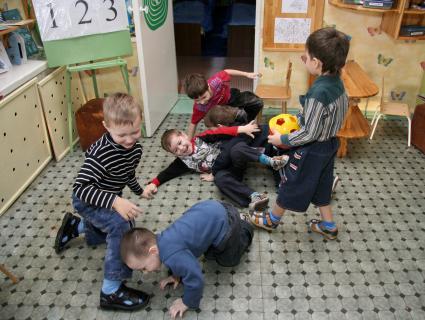 В детском саду малыши валяются на полу.