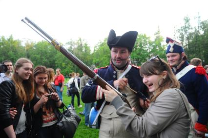 Военно-историческая реконструкция русского и французского военных лагерей \'Бивуак 1812 года\' в Государственном историко-архитектурном, художественном и ландшафтном музее-заповеднике \'Царицыно\' в рамках акции \'Ночь в музее\'.