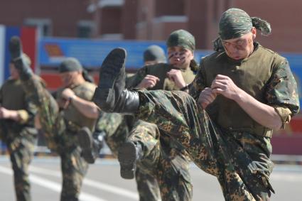 Выпуск лейтенантов военно- технического университета (ВТУ) спецстроя России. На снимке: бойцы спецподразделения с автоматами показывают боевые приемы.