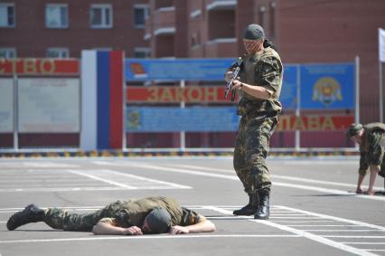 Выпуск лейтенантов военно- технического университета (ВТУ) спецстроя России. На снимке: бойцы спецподразделения с автоматами показывают боевые приемы.