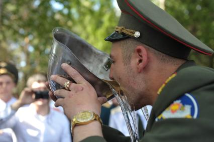 Выпуск лейтенантов военно- технического университета (ВТУ) спецстроя России. На снимке: выпускники по традиции пьют из каски  шампанское.