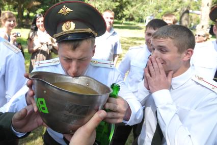 Выпуск лейтенантов военно- технического университета (ВТУ) спецстроя России. На снимке: выпускники по традиции пьют из каски  шампанское.