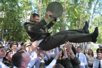 Выпуск лейтенантов военно- технического университета (ВТУ) спецстроя России. На снимке: командира части качают на руках.