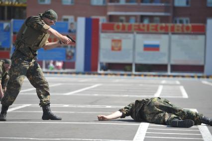 Выпуск лейтенантов военно- технического университета (ВТУ) спецстроя России. На снимке: бойцы спецподразделения с автоматами показывают боевые приемы.