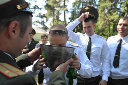 Выпуск лейтенантов военно- технического университета (ВТУ) спецстроя России. На снимке: выпускники по традиции пьют из каски  шампанское.