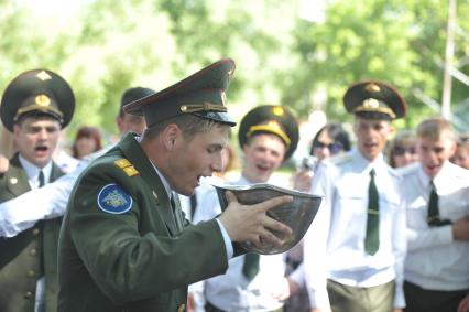 Выпуск лейтенантов военно- технического университета (ВТУ) спецстроя России. На снимке: выпускники по традиции пьют из каски  шампанское.