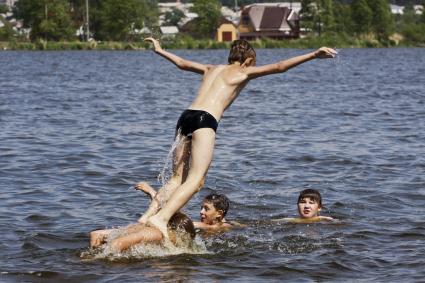 Дети купаются в водохранилище.