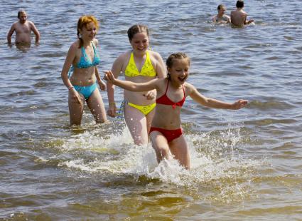 Девочки купаются в воде.