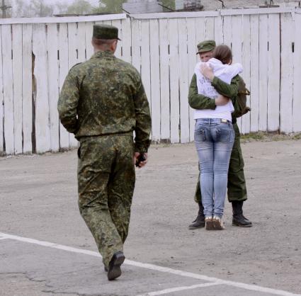 Призывник прощается с любимой девушкой, мимо идет офицер.