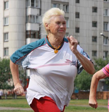 Бабушка бежит дистанцию 60 метров.