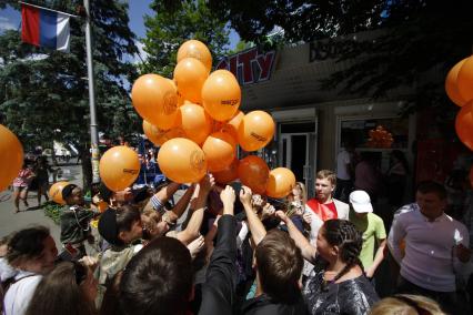 Выпускникам раздают воздушные шарики с логотипом газеты `Комсомольская правда`.