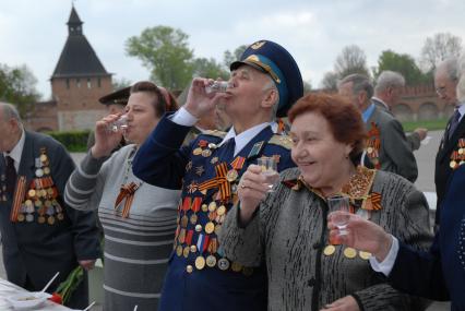 В Туле на 9-ое мая ветеранов традиционно угощают кашей и водкой.