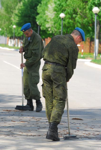 Десантники на плацу подметают.