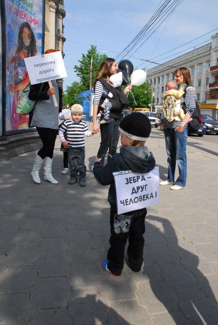 В мероприятии, проводимом в День семьи и в рамках операции `Внимание . дети!`, приняли участие мамы и их дети из семейного клуба `МамКомпания` и юные инспекторы движения. На разрешающий сигнал светофора дети и родители, одетые в одежду, символизирующую разметку пешеходного перехода,  с шариками и табличками `Я перехожу правильно`, пересекали проезжую часть по переходу.