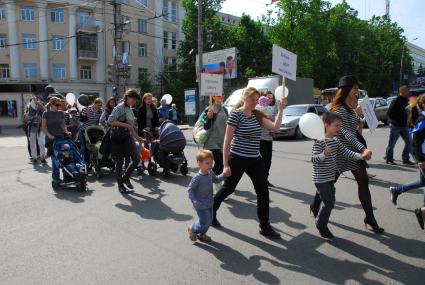 В мероприятии, проводимом в День семьи и в рамках операции `Внимание . дети!`, приняли участие мамы и их дети из семейного клуба `МамКомпания` и юные инспекторы движения. На разрешающий сигнал светофора дети и родители, одетые в одежду, символизирующую разметку пешеходного перехода,  с шариками и табличками `Я перехожу правильно`, пересекали проезжую часть по переходу.