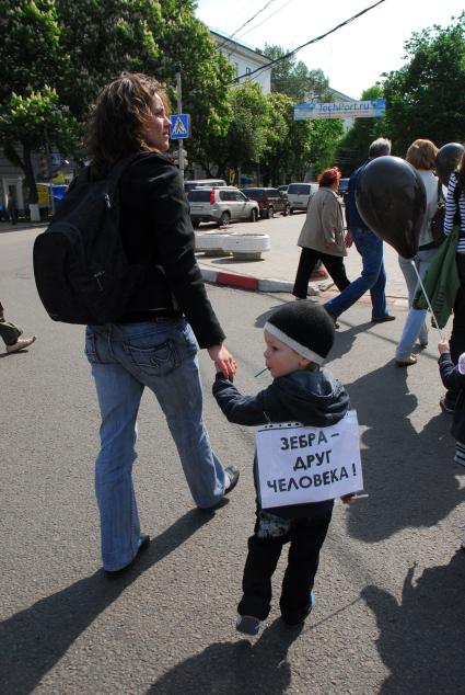 В мероприятии, проводимом в День семьи и в рамках операции `Внимание . дети!`, приняли участие мамы и их дети из семейного клуба `МамКомпания` и юные инспекторы движения. На разрешающий сигнал светофора дети и родители, одетые в одежду, символизирующую разметку пешеходного перехода,  с шариками и табличками `Я перехожу правильно`, пересекали проезжую часть по переходу.