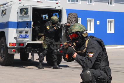 Показательные выступления тульского ОМОНА. Омоновец в полной экипировке с автоматом калашникова.